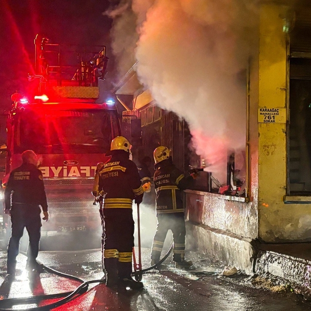 Gece yarısı iş yeri yangını: Kepenkler ve camlar kırıldı