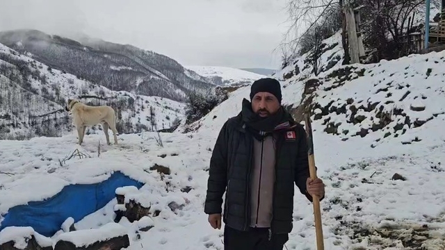 Erzincan'ın Refahiye ilçesinde kar yağışı etkili oldu