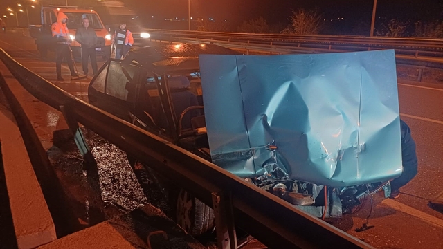 Çorum'da otomobil bariyerlere çarptı: 1 yaralı