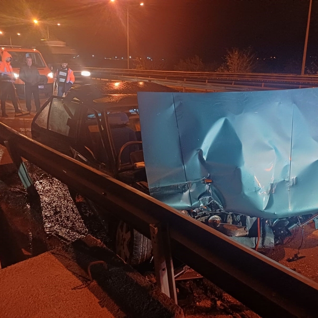 Çorum'da otomobil bariyerlere çarptı: 1 yaralı