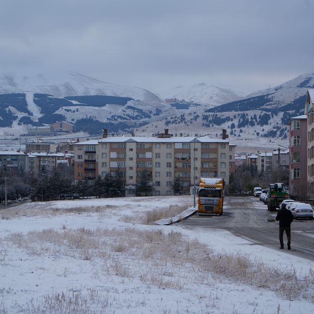 Erzurum güne karla uyandı