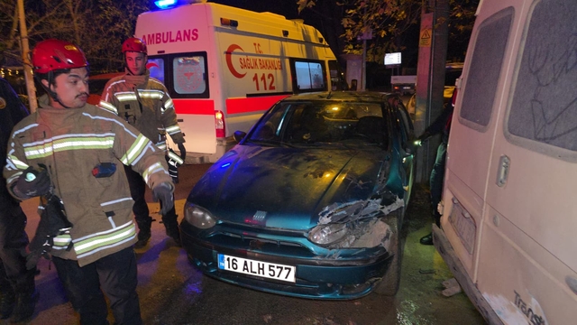 İnegöl'de park halindeki araçlara çarpan otomobil sürücüsü yaralandı