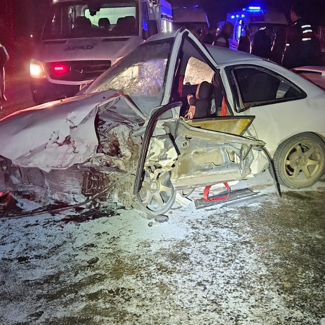 Amasya'da 2 otomobil çarpıştı; 8 yaralı