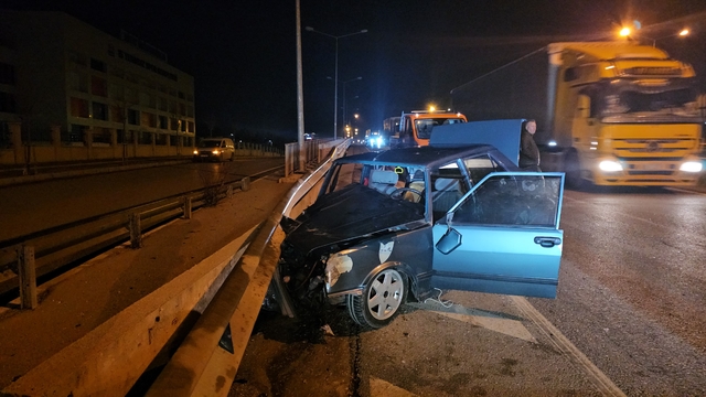 Çorum'da çelik bariyere çarpan otomobilin sürücüsü yaralandı