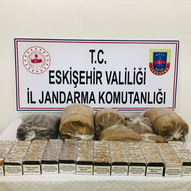 Kaçak tütün ve cep telefonu satmak isteyen şahısları jandarma yakaladı