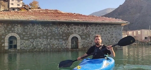 Baraj sularına gömülen camiye kanoyla ziyaret