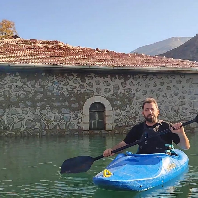 Baraj sularına gömülen camiye kanoyla ziyaret