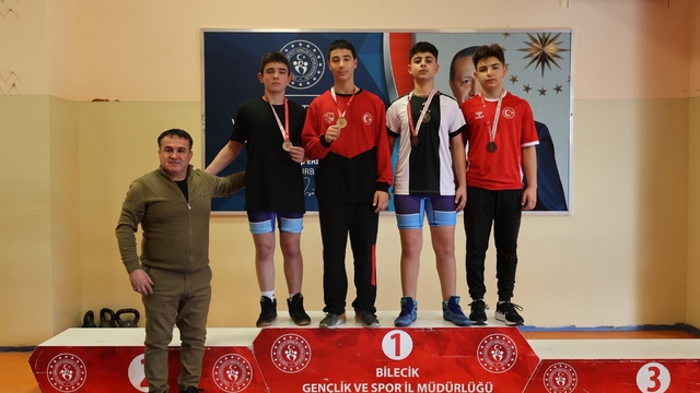 Bilecik'te güreşte gençlerden yoğun mücadele