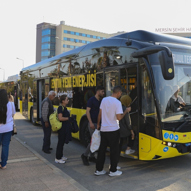 Mersin'in ulaşımında çevreci hamle: 18 elektrikli otobüs hizmete başladı