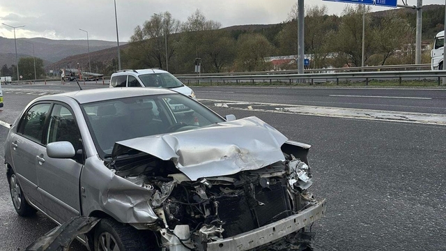 Bilecik'te otomobil beton bariyerlere çarptı: 2 yaralı