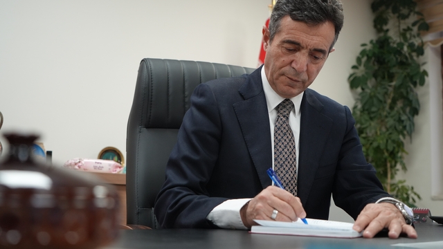 40 yıl önce mezun olduğu okula müdür olarak döndü: Bayburtlu eğitimci şimdi hatıra defteri tutuyor