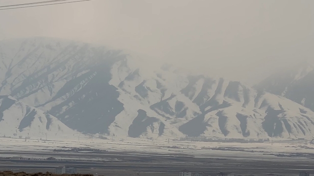 Yüksekova'nın etrafını çevreleyen dağlar beyaza büründü