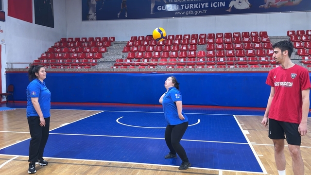 Antrenman izlemeye gelen özel bireyler kendilerini sahada buldular
Düzce Belediyesi Voleybol Takımı ile özel bireyler, antrenmanda maç yaptı