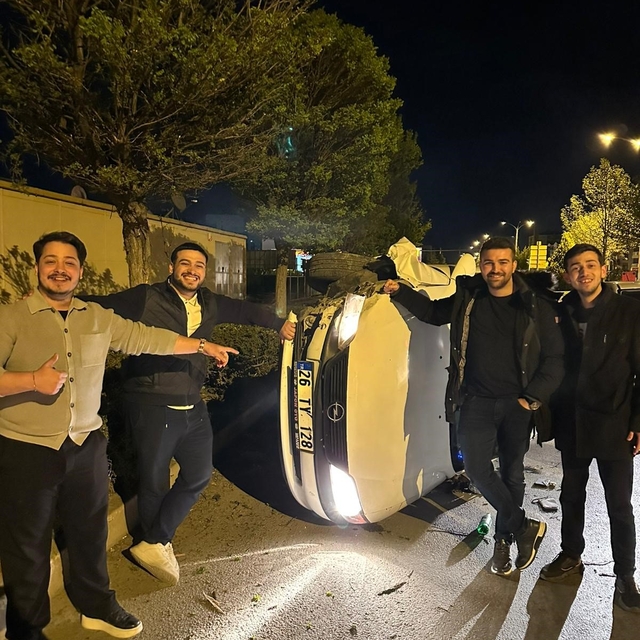 Kazalı araçla hatıra fotoğrafı çekindiler