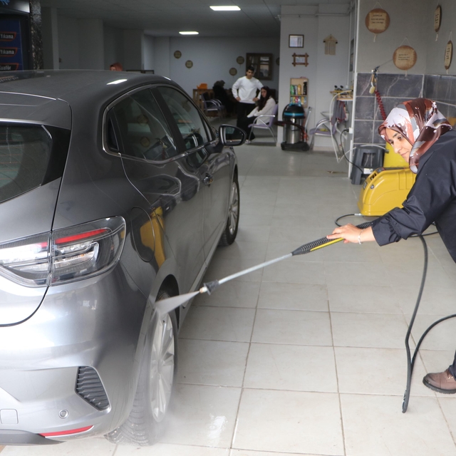Erzurum'da oto yıkamaya 'kadın eli' değdi