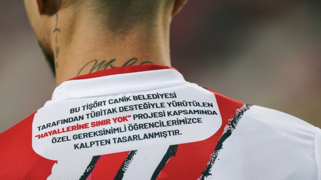 Samsunspor, özel çocukların tasarladığı formalarla sahaya çıktı
Canik Belediyesi'nin "Hayallerine Sınır Yok" projesi sahaya yansıdı