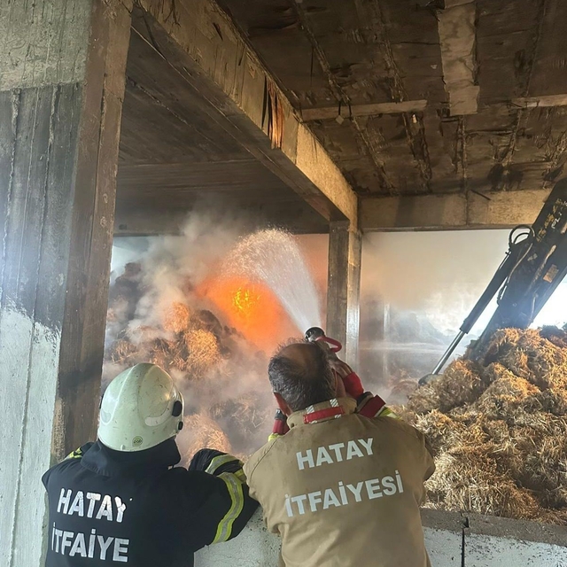 Samandağ'da samanlıkta çıkan yangın 10 saatte kontrol altına alındı