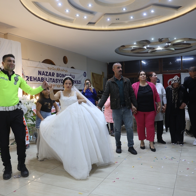 Down sendromlu Ezgi'nin düğün hayali gerçek oldu, mutluluğuna ortak olan po...