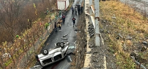 Bariyeri aşıp alt yola düşen hafif ticari araçtaki 3 kişi öldü