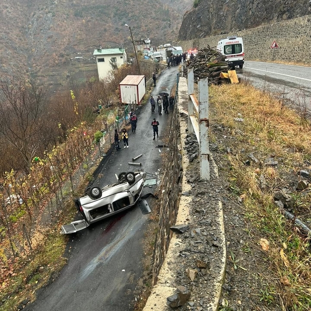 Bariyeri aşıp alt yola düşen hafif ticari araçtaki 3 kişi öldü