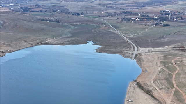 Keskin Barajı'nın 2 yıl süreyle çekilen görüntüleri kuraklığı gözler önüne serdi
Geçen senenin kurak geçmesi Keskin Barajı'nın çiftçiye su verememesine neden oldu
Dünya genelinin en büyük problemlerinden olan kuraklık Eskişehir'i de vurdu