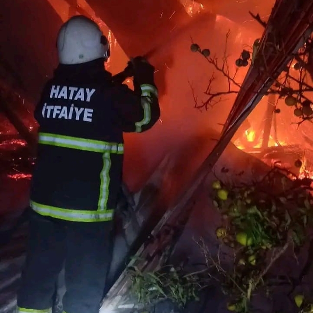 Erzin'de baraka alevlere teslim oldu