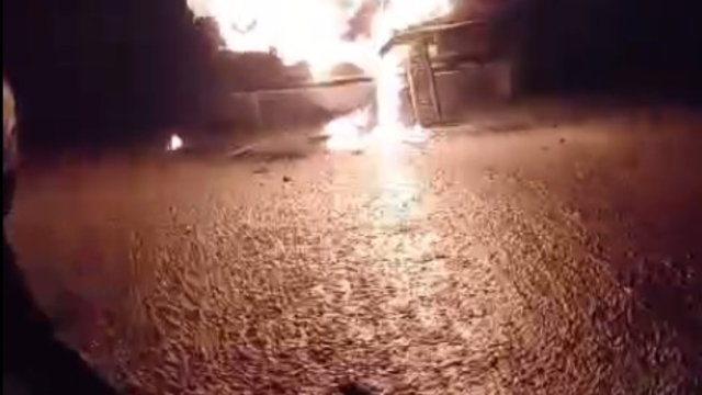 Seyir halindeyken alev alan kamyonet yandı