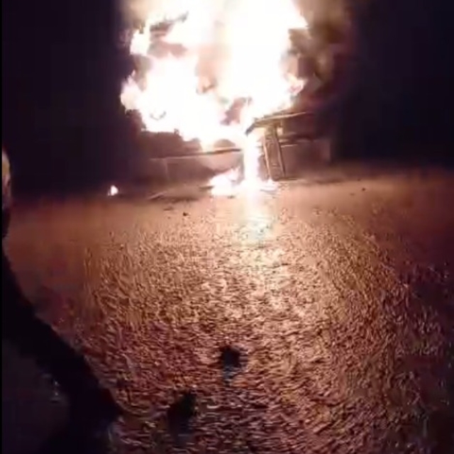 Seyir halindeyken alev alan kamyonet yandı