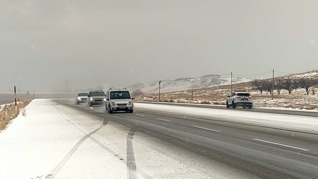 Van-Özalp yoluna dolu yağışı