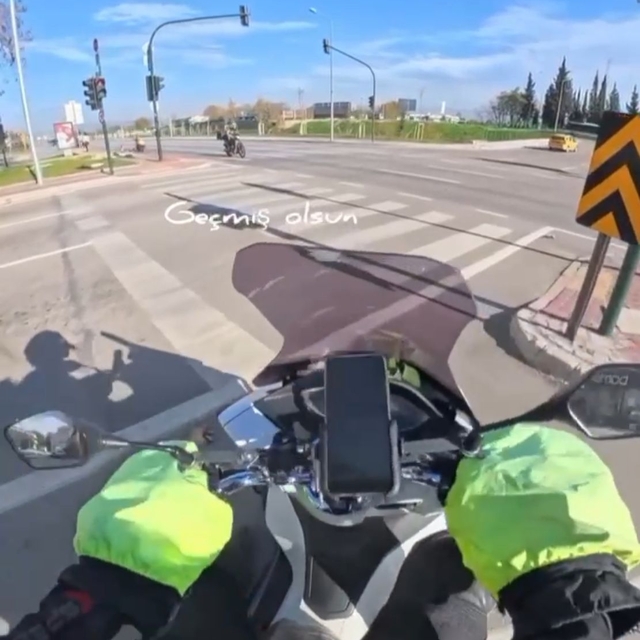 Kırmızı ışıkta duran motosiklete başka motosiklet çarptı; kaza kask kameras...