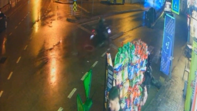 Bursa'da korkunç kaza böyle geldi
Motosiklet sürücüsü başını bariyere vurdu, kask parçalandı