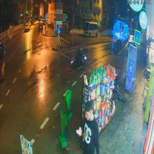 Bursa'da korkunç kaza böyle geldi
Motosiklet sürücüsü başını bariyere vurdu...