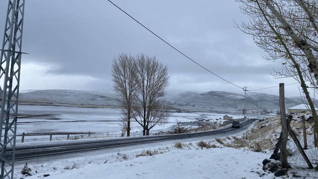 Patnos'ta mevsimin ilk karı yağdı