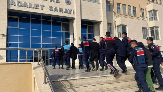 Mersin'de tekneye kaçak sigara operasyonu: 6 tutuklama