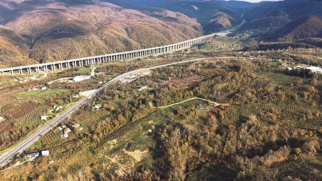 Türkiye'nin en önemli geçiş güzergahı aynı karede
Bolu Dağı'nda sonbahar manzarası