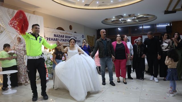 Down sendromlu Ezgi'nin düğün hayali gerçek oldu, mutluluğuna ortak olan polisler yürekleri ısıttı