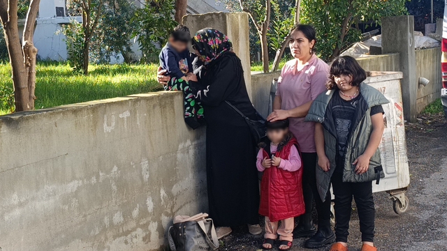 Daha önce alevlerin arasından kurtarılan 3 çocuğun aynı evde ikinci yangın kabusu
Yanan evdeki eşyalar tekrar tutuştu, alt kata taşınan anne ile yaşı küçük 1'i engelli 3 çocuk soluğu yeniden sokakta aldı