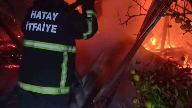 Erzin'de baraka alevlere teslim oldu