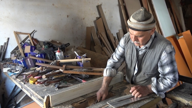 45 yıllık marangoz ustası çırak  bulamazsa işyerini kapatacak
15 yaşında marangozluğa başlayan marangoz ustası "Çırak bulamaz isem kepenk indireceğim''