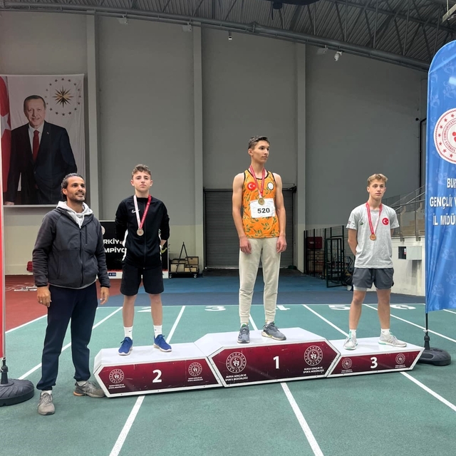 Osmangazili atletlerden Bursa'da büyük başarı
Genç yetenekler madalyaları t...