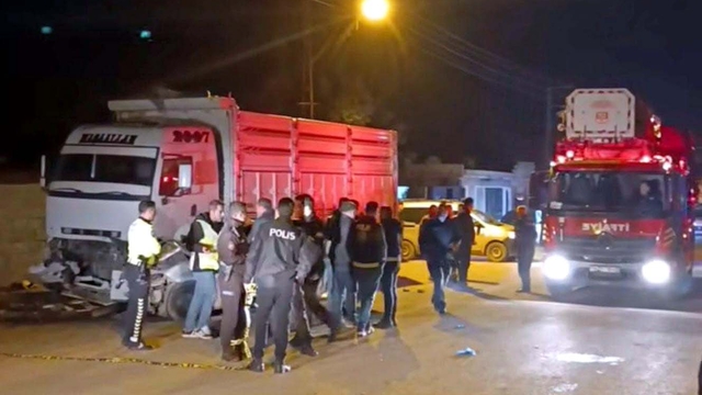 Otomobil park halindeki kamyona çarptı; kaleci antrenörü ile futbolcu öldü