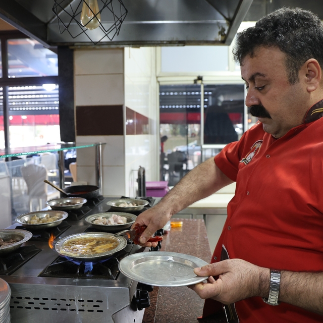 Havaların soğumasıyla doğal antibiyotik paçaya ilgi arttı
Yazın düğüncüler,...