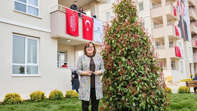 En az 4 çocuğu olan ailelere çekilişsiz kurasız ev verilecek
Gaziantep Büyükşehir'den Aile Yılı'nda yeni müjde