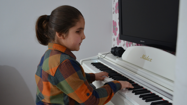 Görme engelli 8 yaşındaki Çınar piyano notalarıyla dünyasını aydınlatıyor