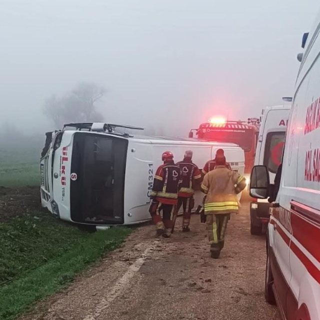 Öğrenci servis midibüsü şarampole yuvarlandı; 8 yaralı