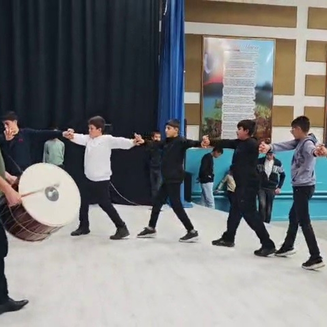 Aşkaleli öğrenciler halk oyunları yarışmasına iddialı hazırlanıyor