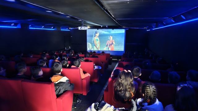 "Gezen Sinema Tırı" Sındırgı'da depremzede çocuklarla buluştu