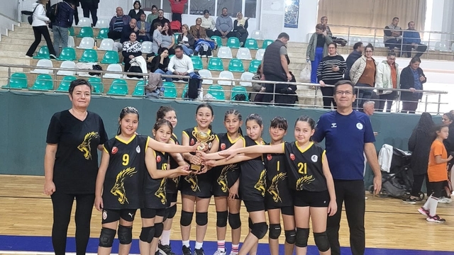 Köyceğizli minikler Voleybol Turnuvası'nda şampiyon oldu