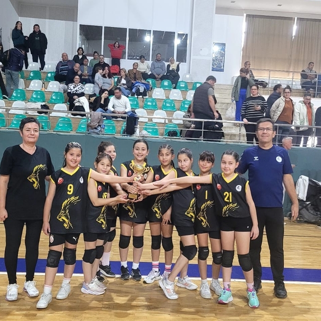 Köyceğizli minikler Voleybol Turnuvası'nda şampiyon oldu