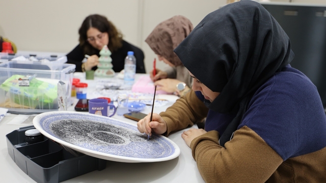 Başiskele'de kadınlar geleneksel sanatları öğreniyor